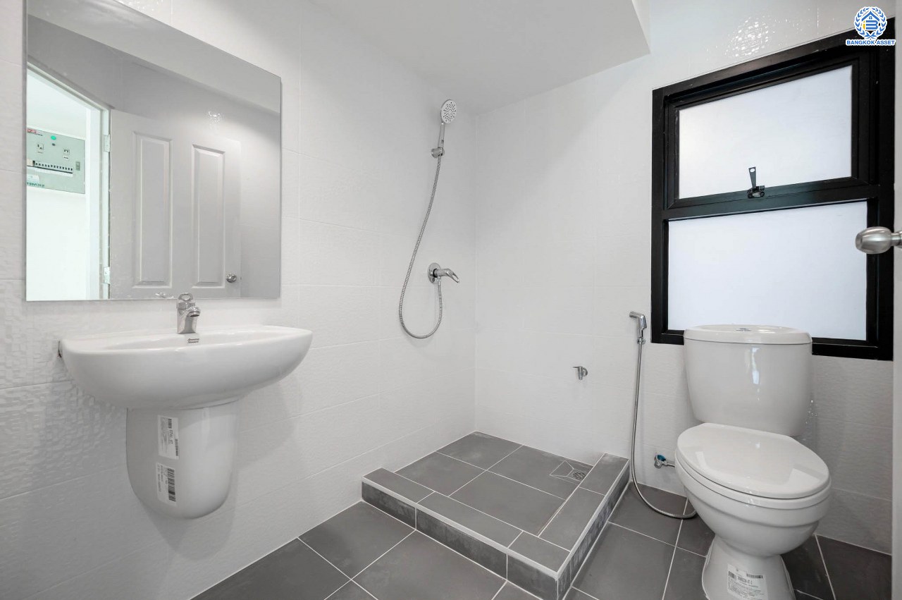 บ้านมือสองตกแต่งใหม่ โครงการ ชัยพฤกษ์ ติวานนท์-ราชพฤกษ์1หลังมุม เนื้อที่ 53.5 ตร.ว. ฟังก์ชัน 3 ห้องนอน 2 ห้องน้ำ จอดรถได้ 2 คัน สภาพแวดล้อมดี บนทำเลศักยภาพ หน้าโครงการติดถนนใหญ่ เชื่อมต่อถนนราชพฤกษ์ ใกล้จุดขึ้นทางด่วน "ศรีสมาน" ใกล้ห้าง "เซ็นทรัลเวสเกต" และ "โรบินสันศรีสมาน"